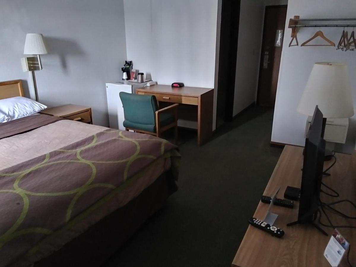 Amerihost Inn & Suites Kingdom City Extérieur photo