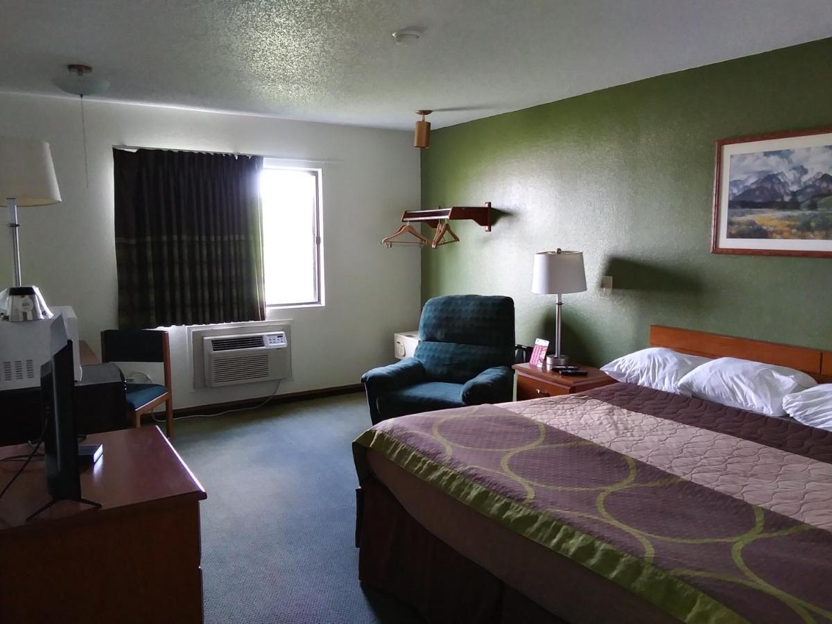 Amerihost Inn & Suites Kingdom City Extérieur photo