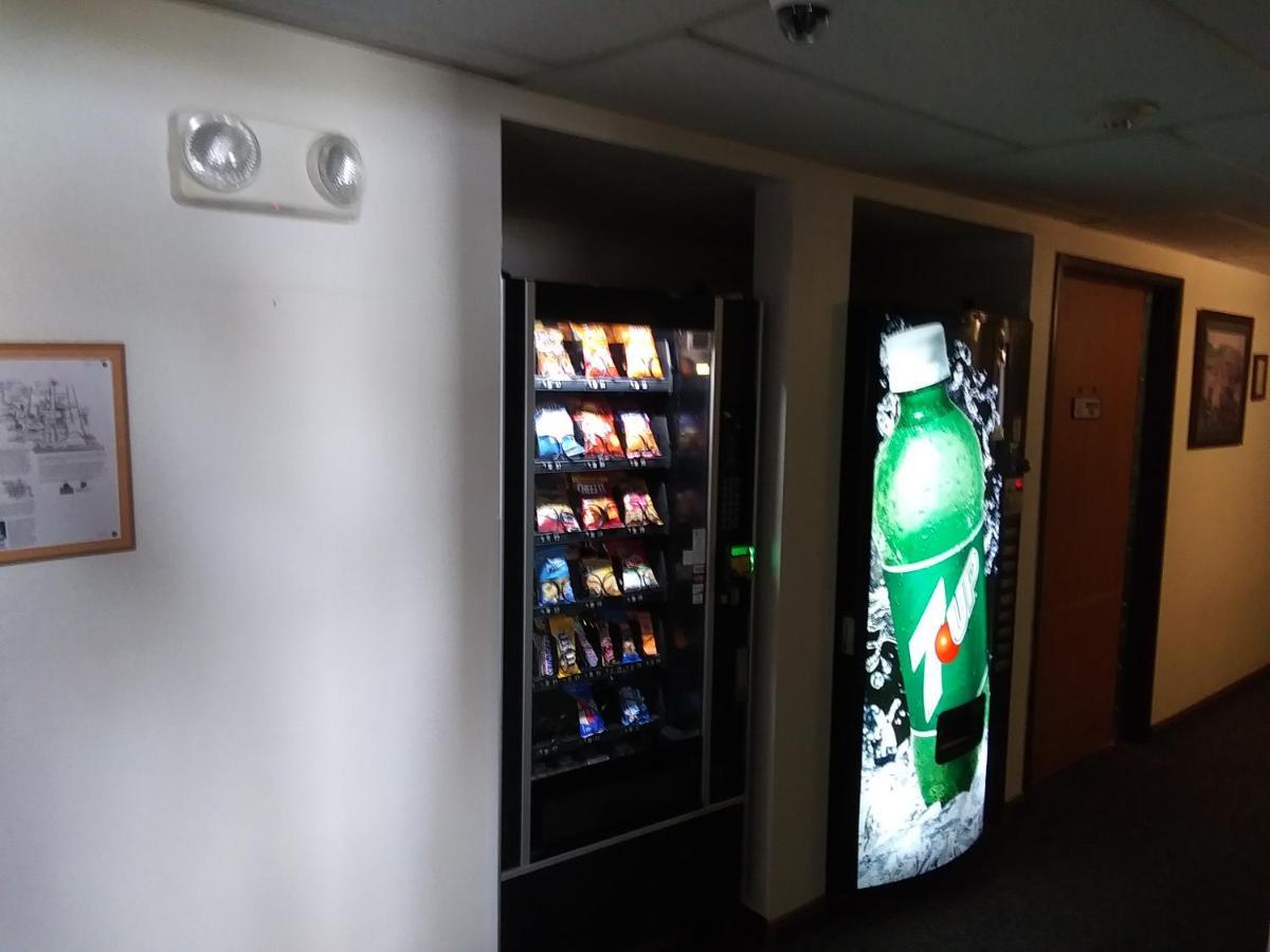 Amerihost Inn & Suites Kingdom City Extérieur photo