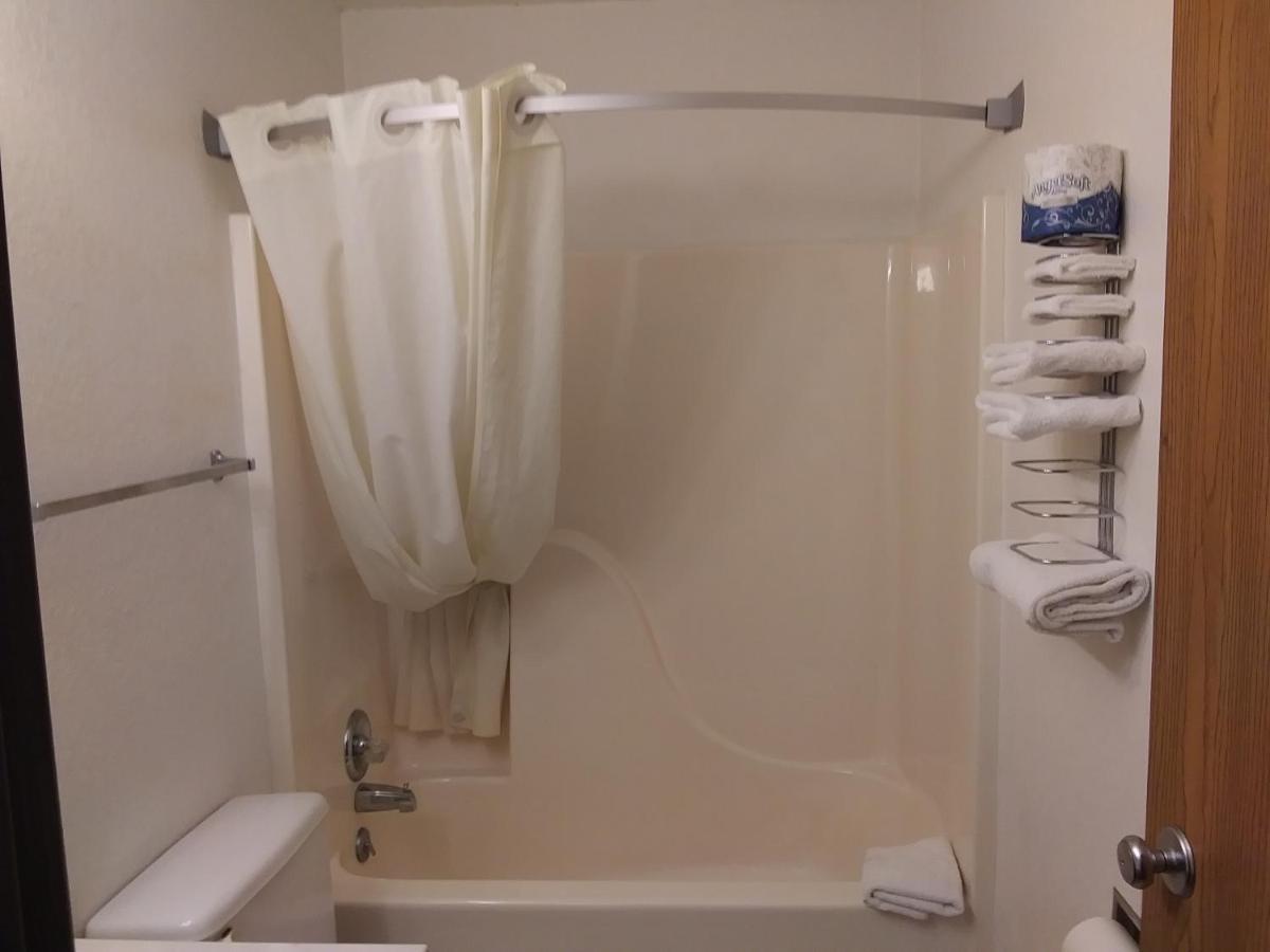Amerihost Inn & Suites Kingdom City Extérieur photo
